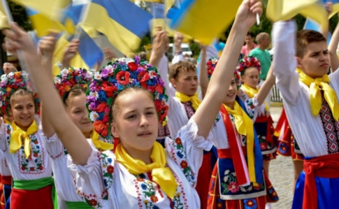 Майже 70% опитаних українців пишаються своїм громадянством