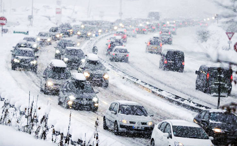 Синоптики прогнозують до 15 см снігу, до Києва обмежено пропускають вантажівки 