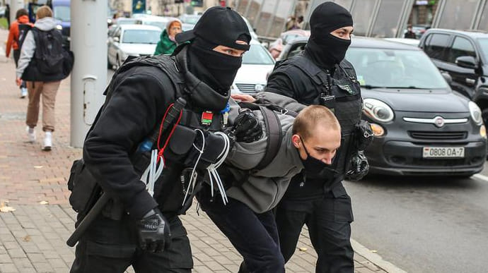 Лукашенко тішить себе думкою, що студенти перебісяться і закінчать протести