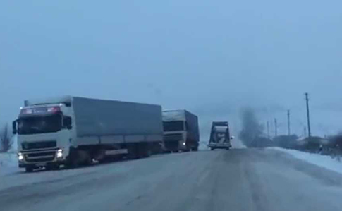 Водіїв фур попередили, що до Києва можуть не пустити через сніг 