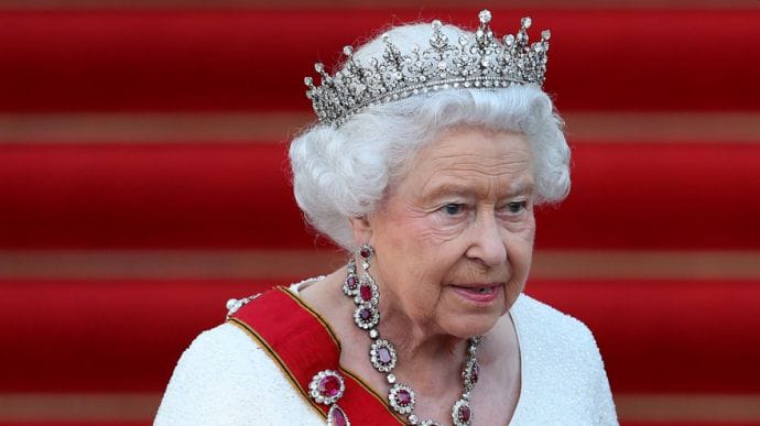 Подумайте о других: королева Британии призвала вакцинироваться