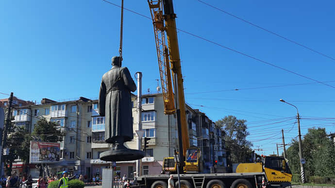 В Полтаве снесли памятник советскому Генералу Зигину