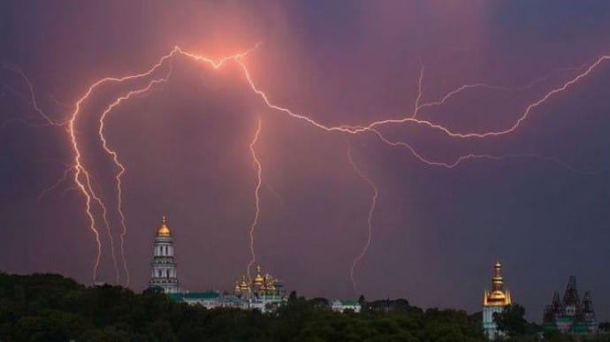 Град и шквалы: синоптики предупредили украинцев об опасных погодных условиях