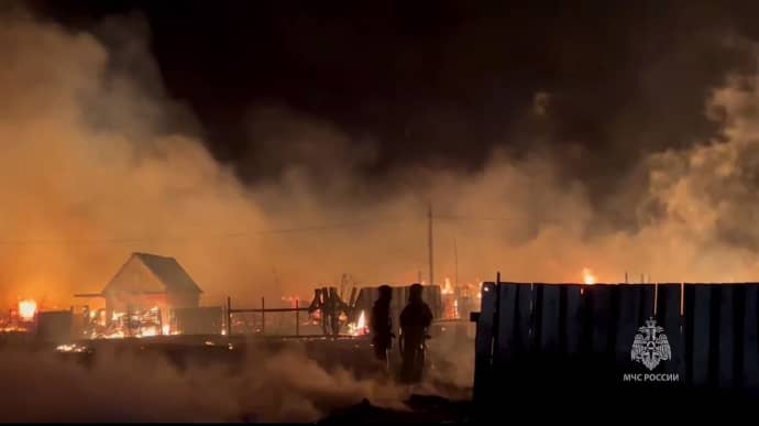 В російському Улан-Уде лісова пожежа перекинулася на житлові будинки, населення евакуюють