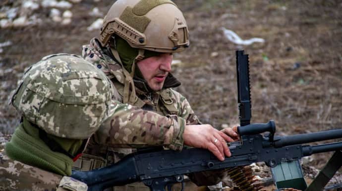 Защитники Украины ликвидировали еще 890 российских захватчиков, 7 танков и 22 ББМ