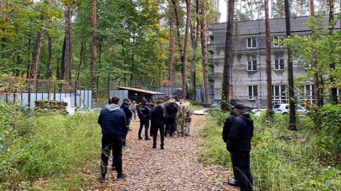 Полиция туманно объяснила, почему дворец Медведчука больше не охраняют