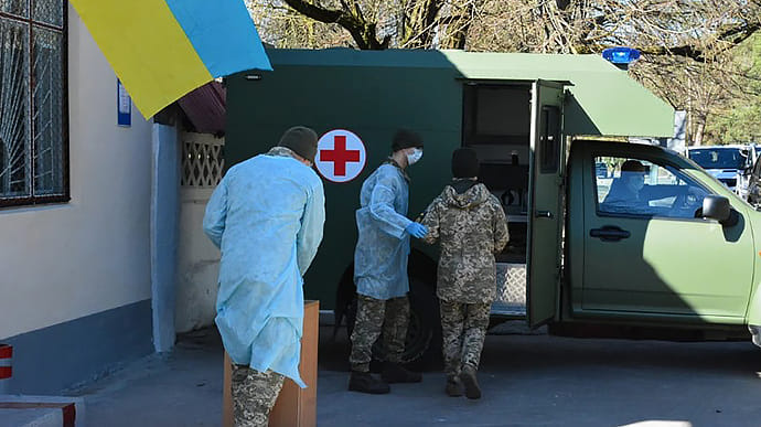 Міноборони доплачуватиме військовим медикам, які лікують COVID-19