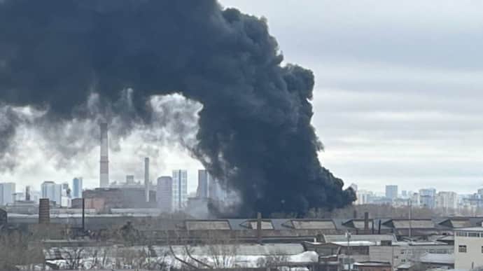 В российском Екатеринбурге произошел пожар на Уралмашзаводе: загорелся цех, очевидцы слышали взрыв
