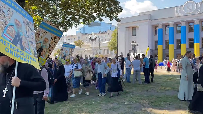 Верующие УПЦ МП протестовали под Радой против приезда Варфоломея