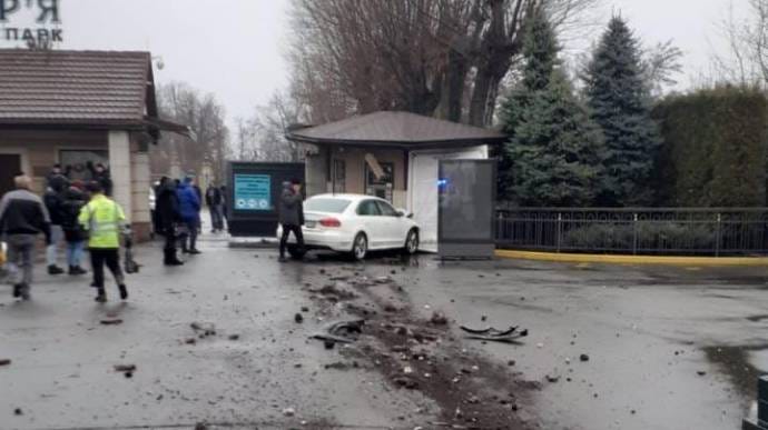 Під Києвом громадяни Саудівської Аравії на авто влетіли в браму резиденції Януковича