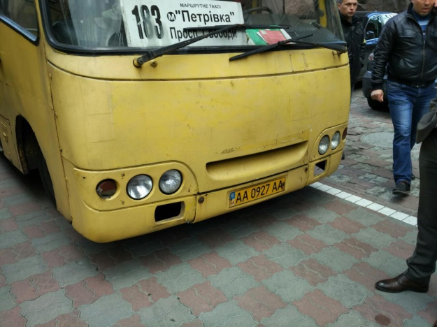 На цих автобусах група захоплювачів заїхала на територію Київської міськради