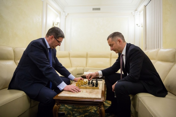 Виталий Ковальчук и Борис Ложкин играют в шахматы в Администрации президента