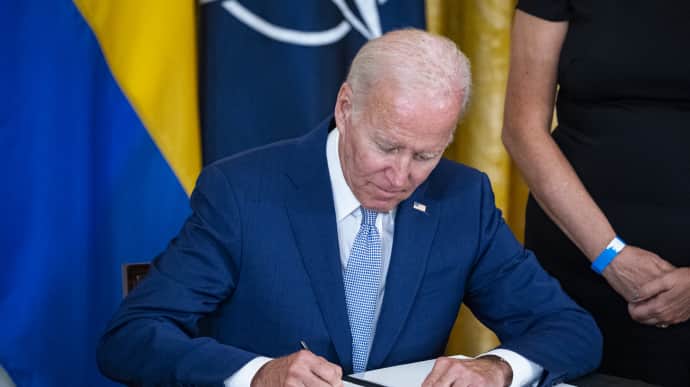 Biden signs bill with US$61 billion to support Ukraine