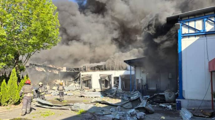 Росіяни вдарили по Харкову: горить підприємство, є постраждалі