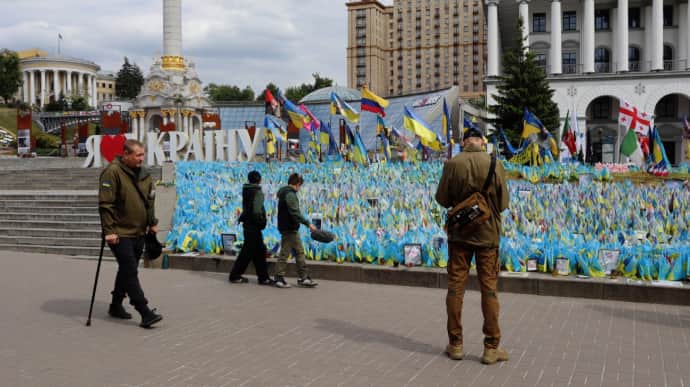 Більшість українців не готова поступатися територією, але водночас хоче переговорів з РФ – опитування