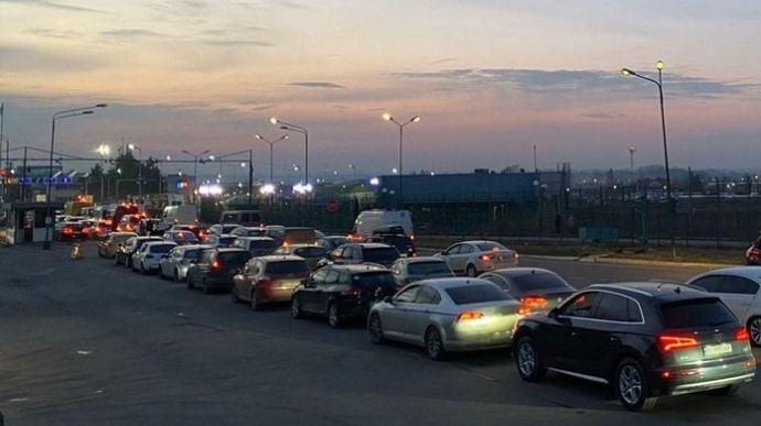 Українці їдуть додому, на виїзді з Польщі на кордоні – черги