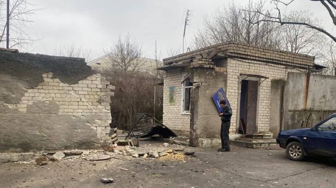 Russians target humanitarian aid headquarters in outskirts of Kherson: one person died and more are injured