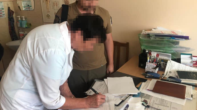 На Киевщине глава ВВК выписывала липовые справки уклонистам за 10 тысяч долларов