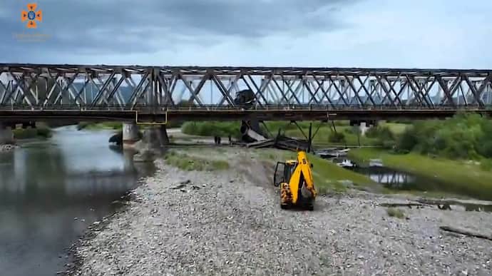 Спасатели завершили демонтаж разрушенных частей моста на Закарпатье