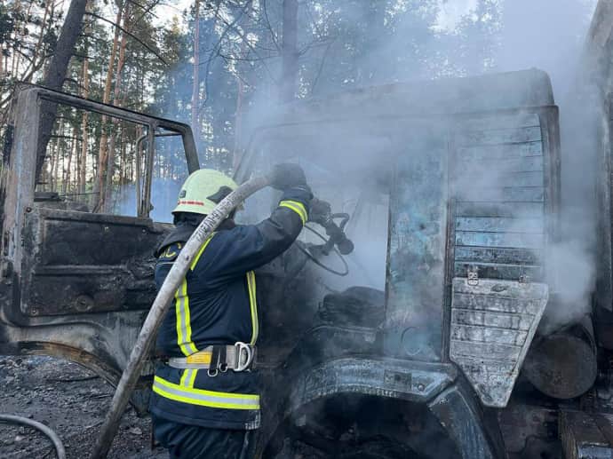 Пожарные ликвидируют последствия ракетного удара в Киевской области, фото ГСЧС