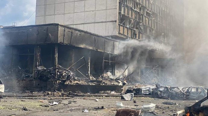 Strike on Vinnytsia: Russians hit offices, 25 cars burn out, 20 dead
