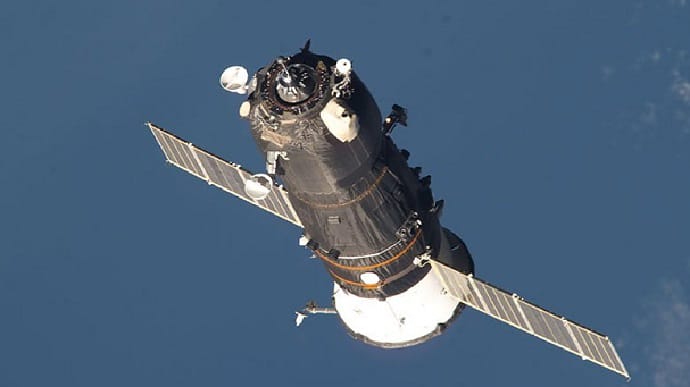РФ доставила на МКС армовану накладку з клейовим з'єднанням, щоб заклеїти тріщину в станції