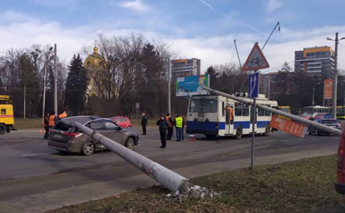 Дві електроопори одна за одною впали на тролейбус та авто у Львові