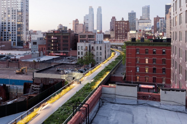 У самому серці Нью-Йорка заклали парк High Line просто на місці закритої лінії метро
