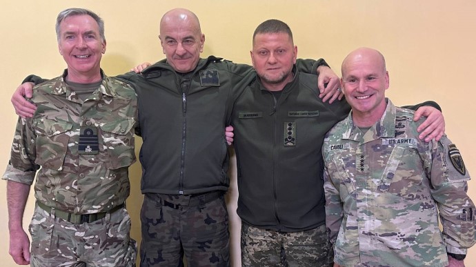 Ukraine's Commander-in-Chief meets military top brass from UK