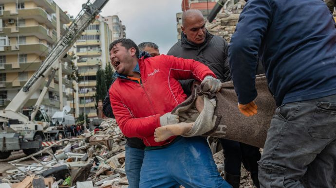 Кількість жертв землетрусу в Туреччині зросла до 1498, ще 371 людина загинула в Сирії