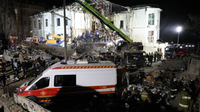 Search and rescue operation at Kyiv children's hospital continues through the night – photos