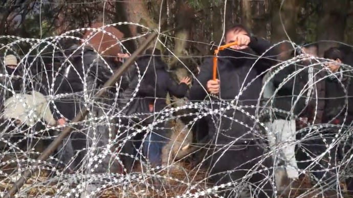 Міноборони Польщі показало, як мігранти кусачками прорізають огорожу на кордоні
