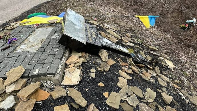 Оккупанты уничтожили памятник Герою Украины Василию Слипаку