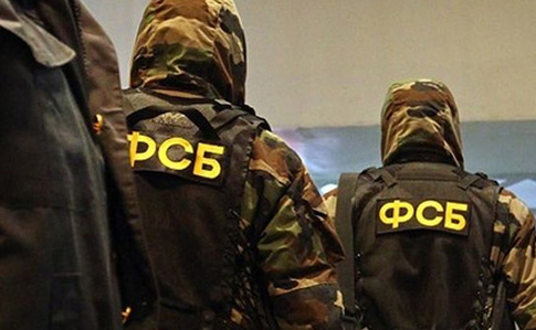 Оккупанты арестовали 10 человек, снимавших на видео обыски в Крыму