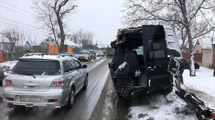 В Днепре маршрутку вынесло на встречную: погиб пассажир