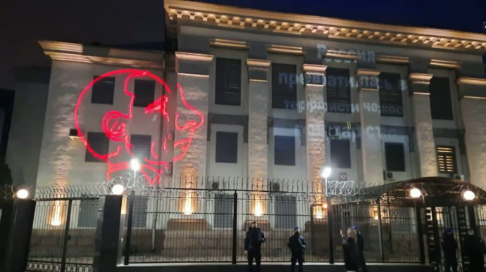 Карикатурою на Путіна прикрасили посольство: РФ направила Україні ноту протесту