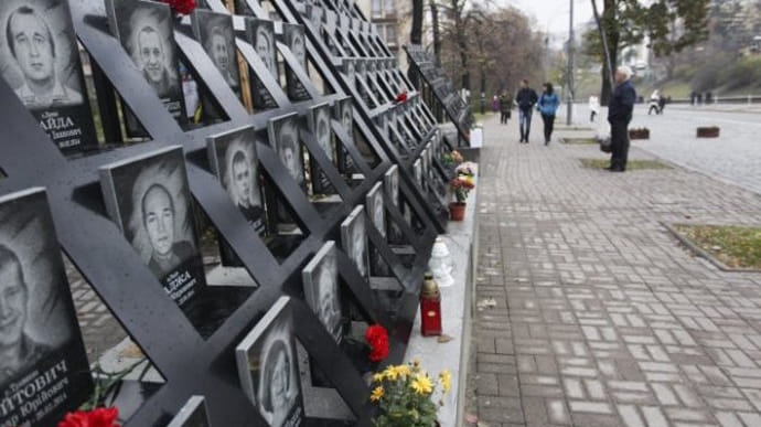 Полиция ищет вандала, который помочился на аллее Небесной Сотни в Киеве