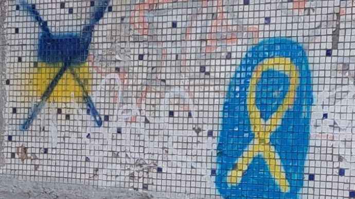 Russian occupation authorities bring young people to Kherson to paint over Ukrainian symbols – Military Administration