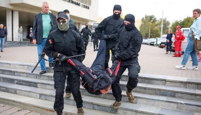 Правозахисники: близько 350 осіб затримали під час акцій у Білорусі