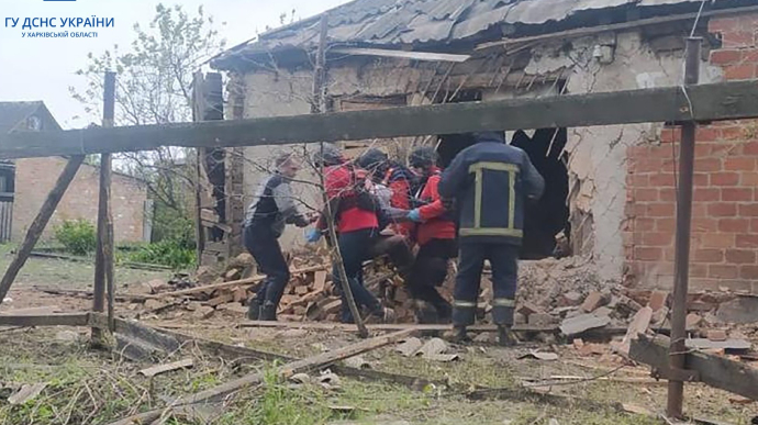 РФ обстріляла артилерією Вовчанськ: рятувальники відшукали жінку під уламками 