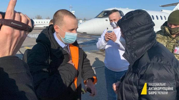 Справа Приватбанку: з Яценка, літак якого завертали в Київ, вже місяць як зняли браслет