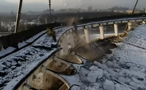 Крыша спорткомплекса упал вместе с рабочим в Петербурге