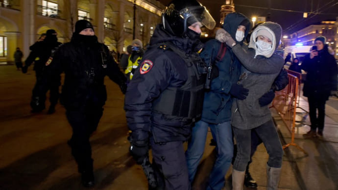 У Росії продовжують затримувати учасників антивоєнних мітингів: за добу 724 людини