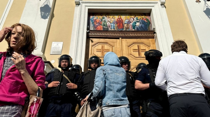 В столкновении возле собора в Черновцах пострадали 12 человек, среди них правоохранители