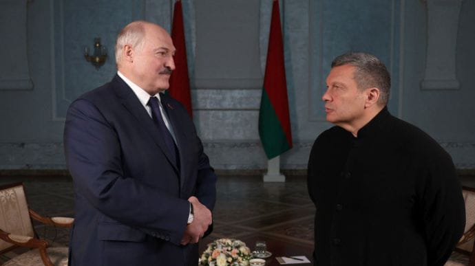 Янукович і я – велика різниця: Лукашенко розповів, чому бігав з автоматом