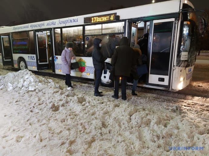 Количество снега на остановках общественного транспорта в Запорожье