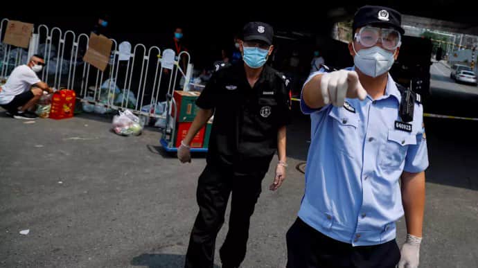 Через новий спалах коронавірусу у передмісті Пекіна запровадили суворий карантин