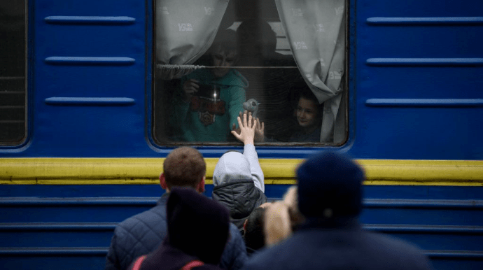Півсотні потягів затримуються через російські обстріли залізничних станцій 