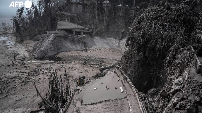 Из-за извержения вулкана в Индонезии погибли не менее 14 человек