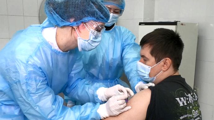 41% українців отримали дві дози Covid-вакцини, додаткову дозу – 14 осіб